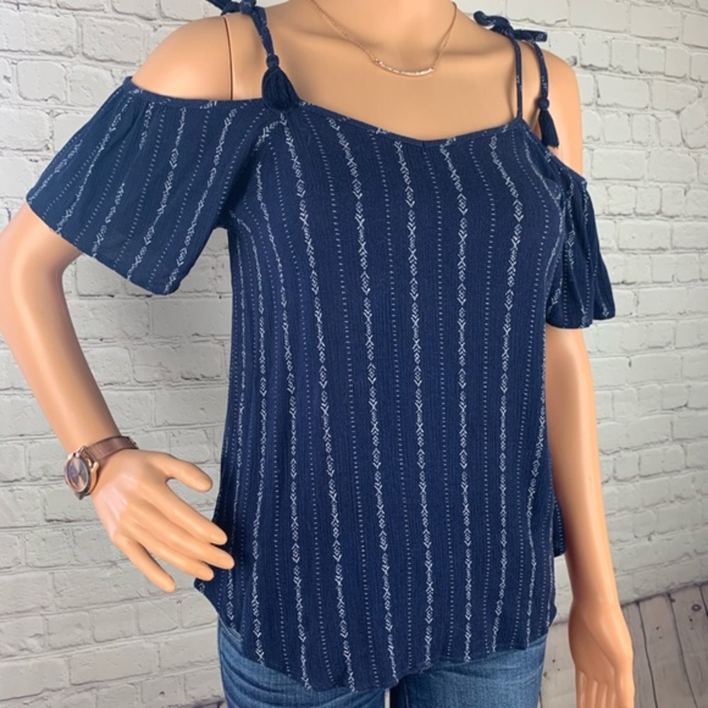 🌞10/$35🌞Xhilaration Cold Shoulder Top